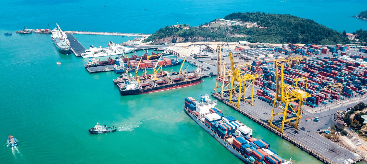 2 Small Fishing Vessels and 1 Idle Container Crane in Da Nang Port, Vietnam  Stock Image - Image of vietnam, harbor: 163347953