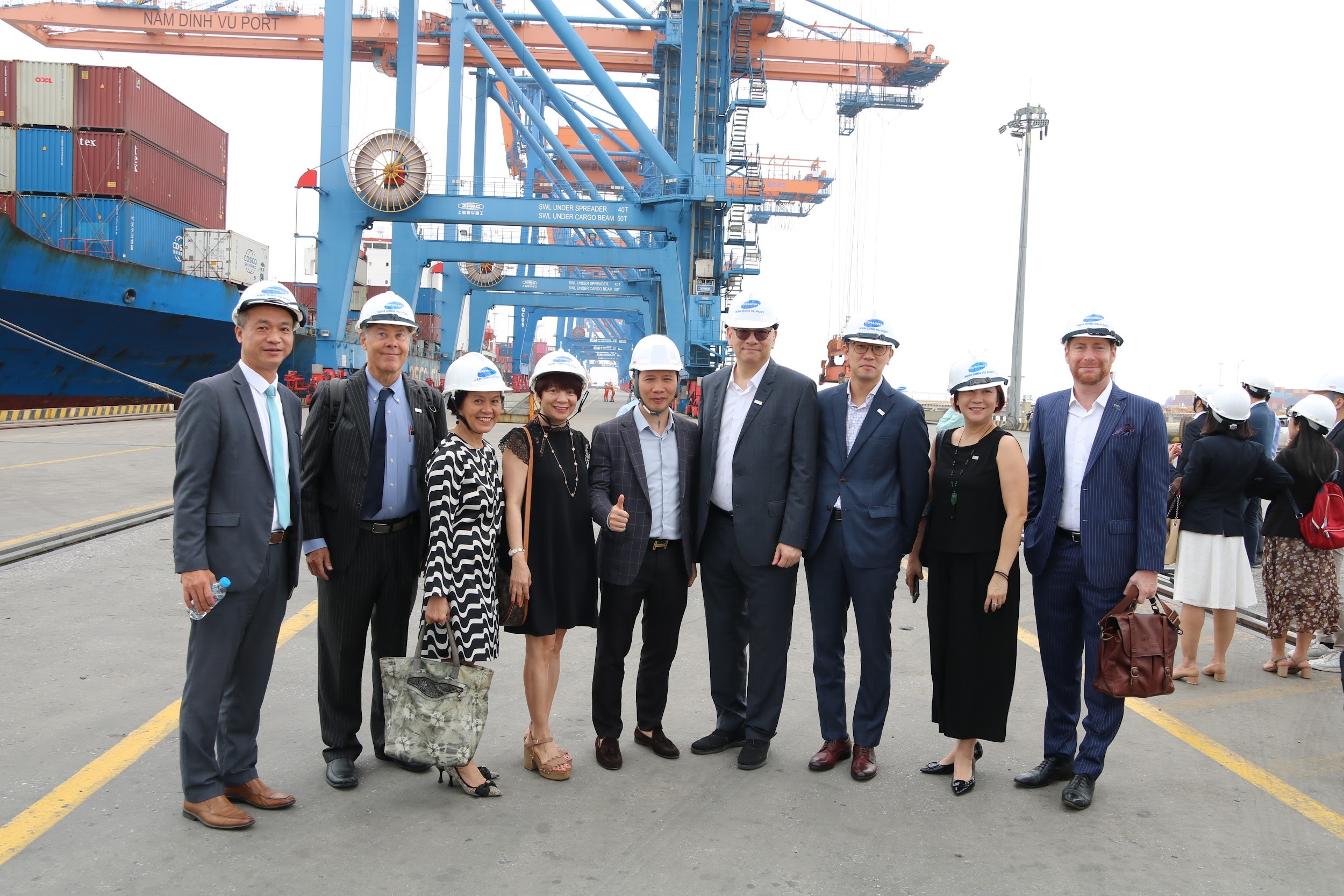 Hong Kong business delegation group take photos with members of Sao Do Group when visiting Nam Dinh Vu port