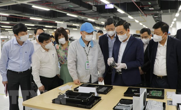 Hai Phong City Party Secretary Tran Luu Quang visits a production project in Dinh Vu Industrial Park. (Photo source: Minh Thu/VNA)